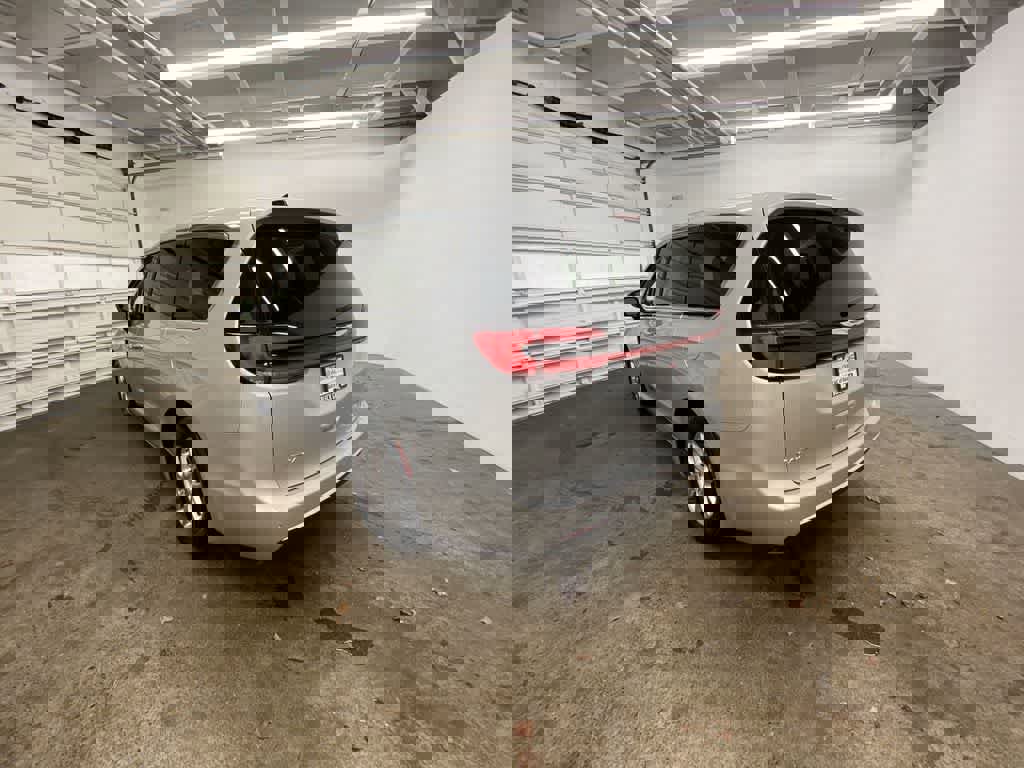 Used 2024 Chrysler Pacifica Touring-L image 4