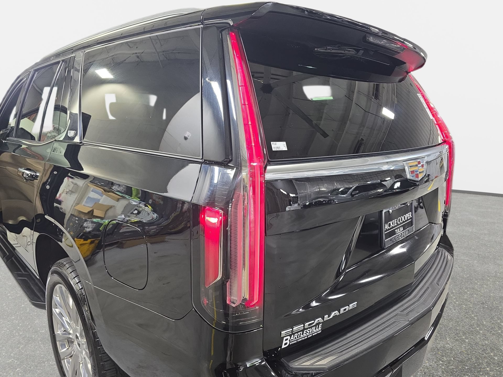 Used 2024 Cadillac Escalade Premium Luxury RWD image 33