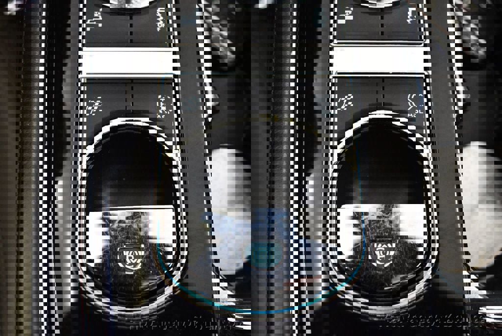 Used 2015 Jaguar XJ image 51