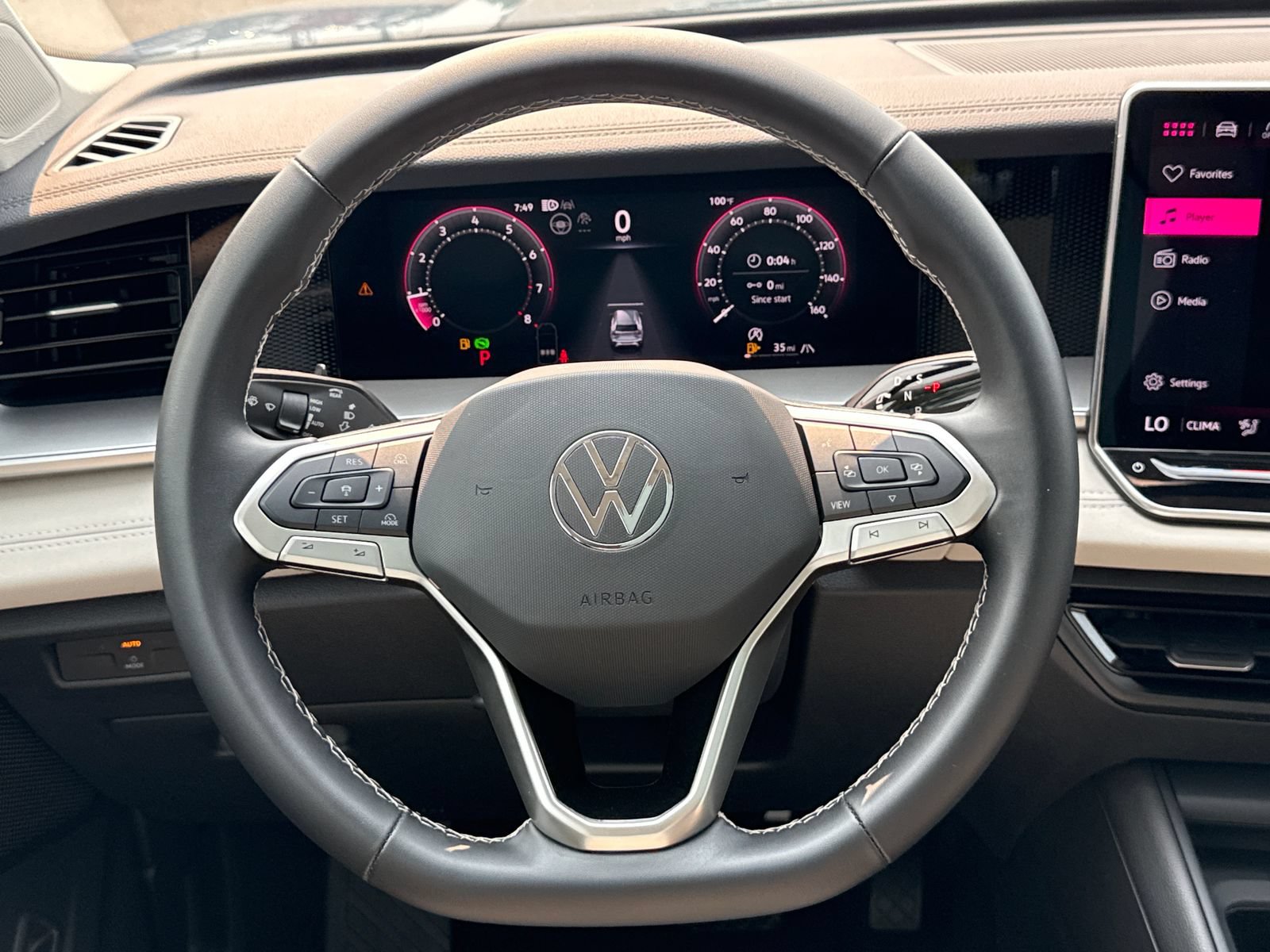Used 2025 Volkswagen Tiguan SE w/ Panoramic Sunroof Package AWD/4WD image 15