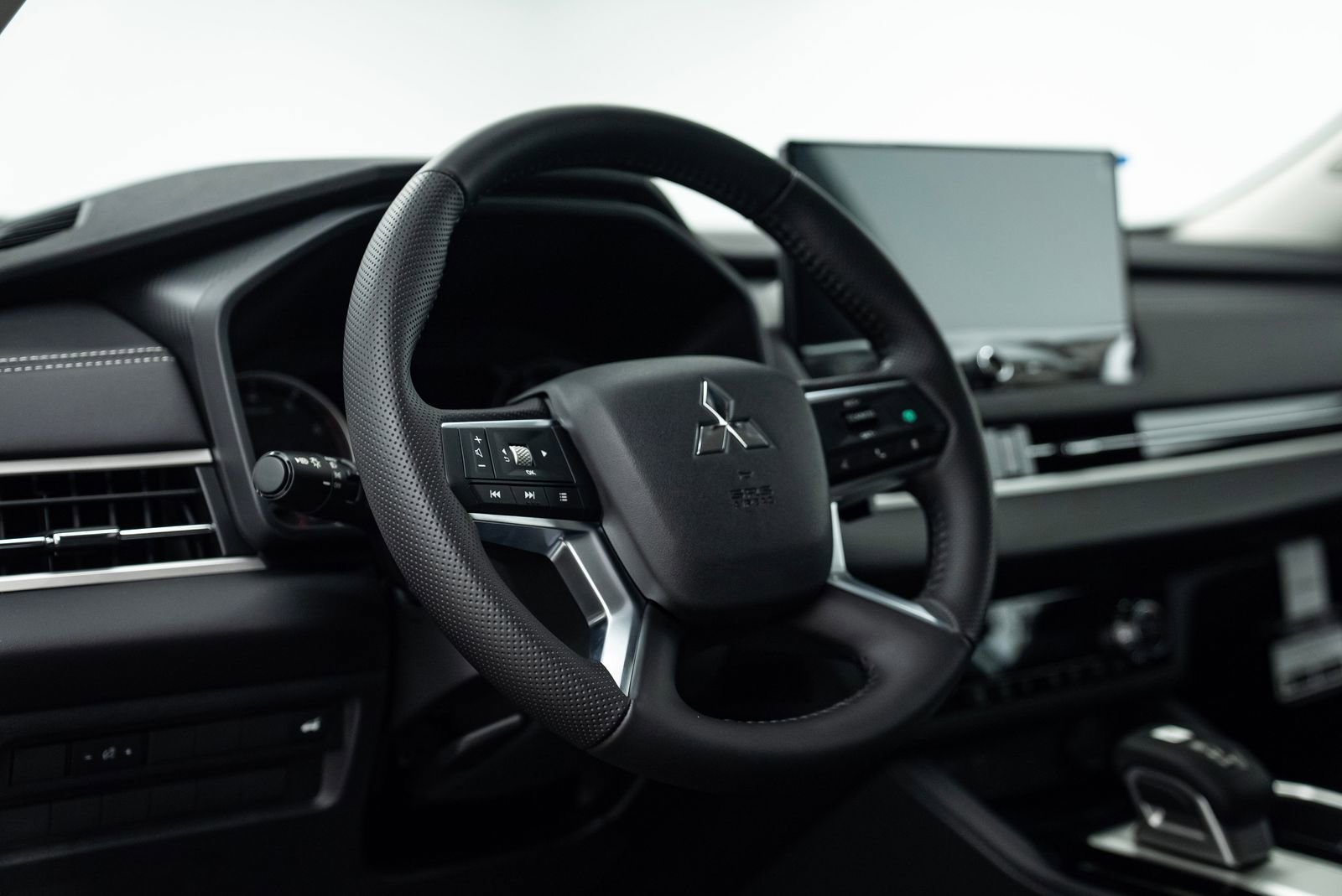 Used 2025 Mitsubishi Outlander SE image 5