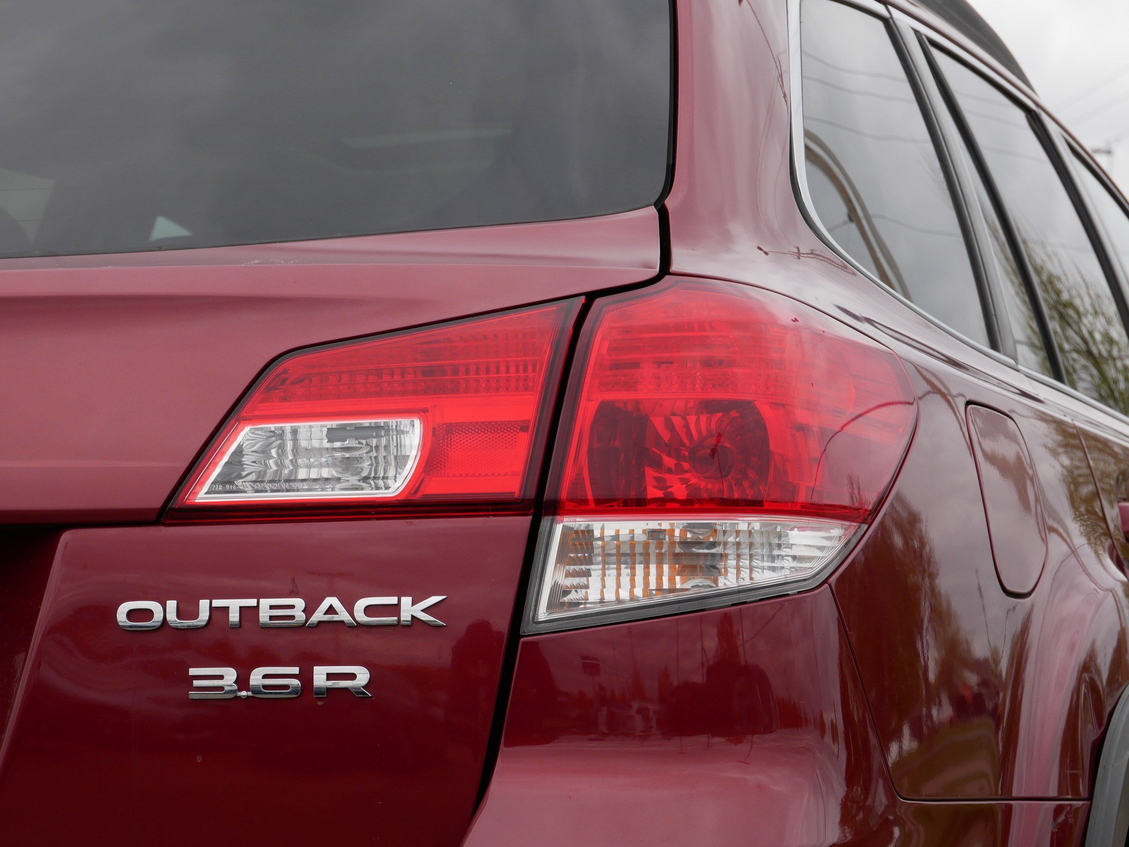 Used 2013 Subaru Outback 3.6R Limited w/ Moonroof Pkg AWD/4WD image 17