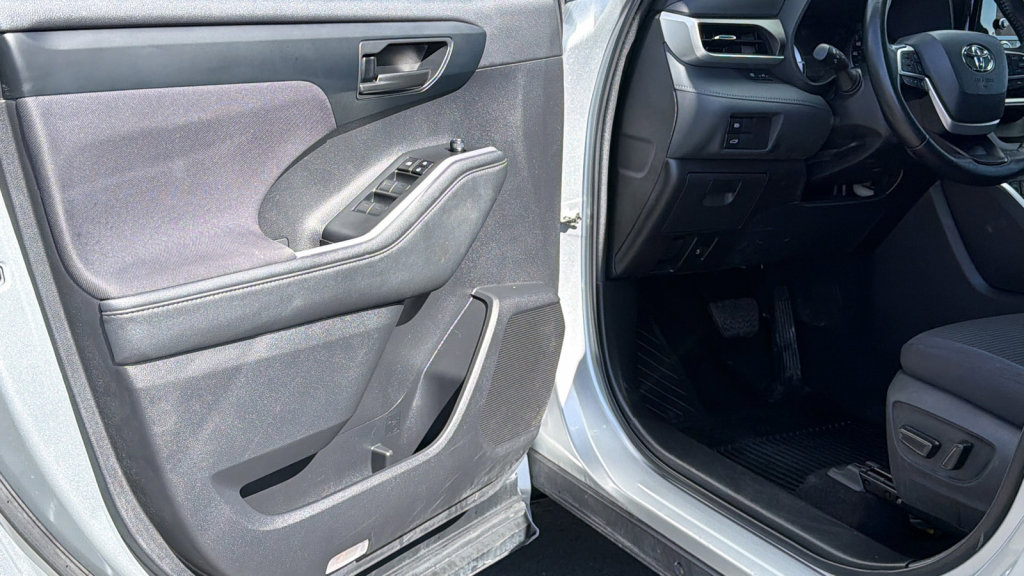 Used 2023 Toyota Highlander LE image 23