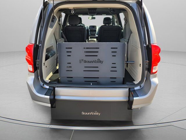 Used 2018 Dodge Grand Caravan SXT image 26