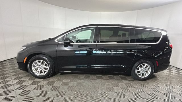 Used 2024 Chrysler Pacifica Touring-L FWD image 5