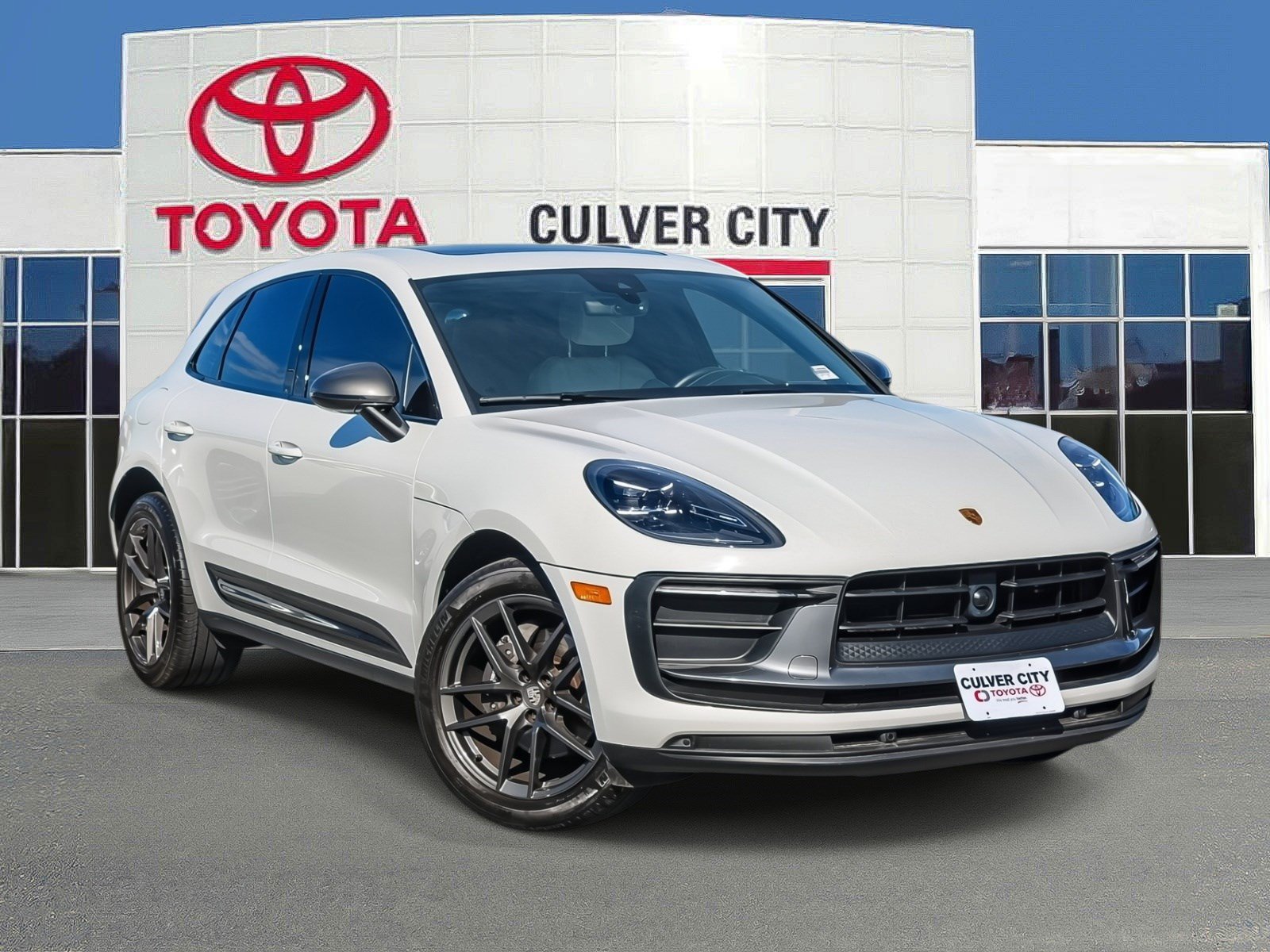 Used 2023 Porsche Macan Turbo AWD/4WD video 1