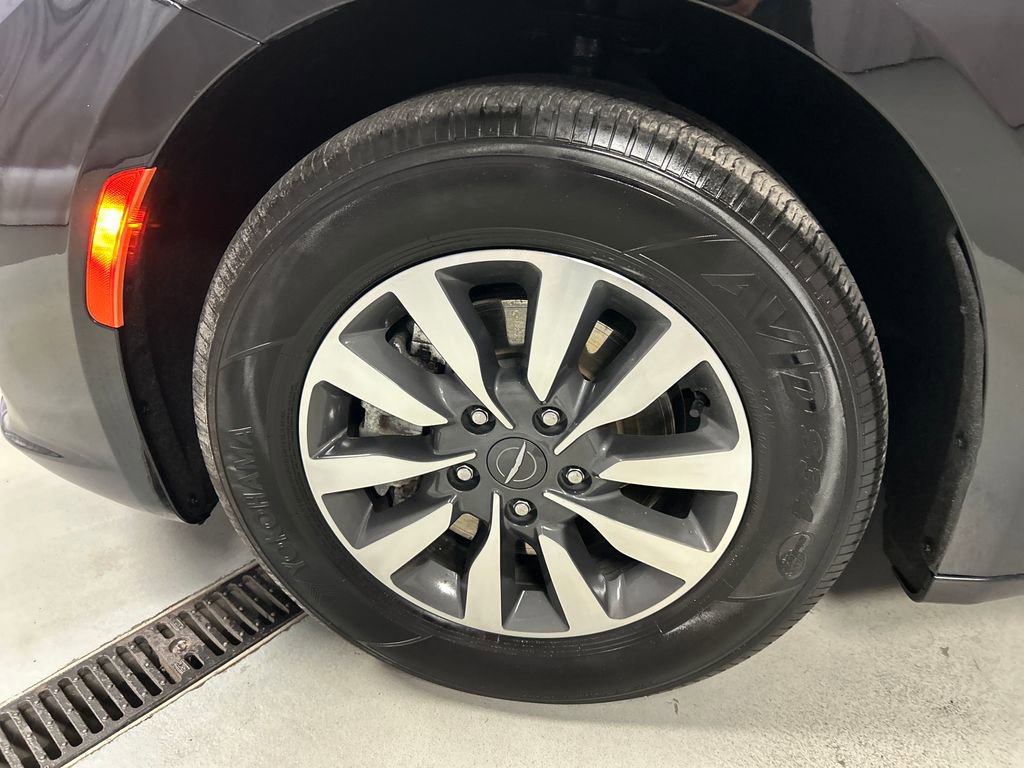 Used 2024 Chrysler Pacifica Select image 9
