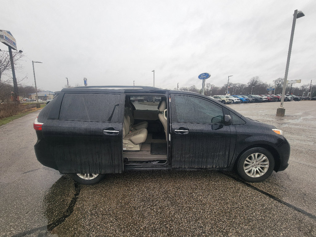 Used 2015 Toyota Sienna XLE w/ XLE Navigation Package image 31