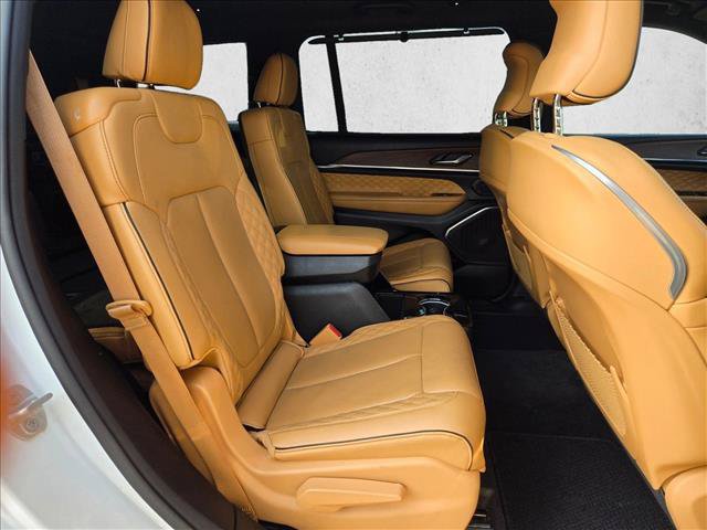 Used 2024 Jeep Grand Cherokee L Summit w/ Luxury Tech Group V AWD/4WD image 21