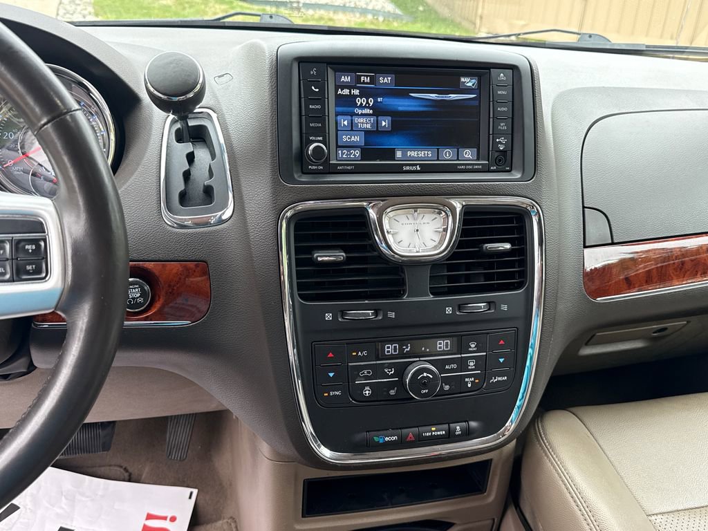 Used 2015 Chrysler Town & Country Touring-L w/ Driver Convenience Group FWD image 18