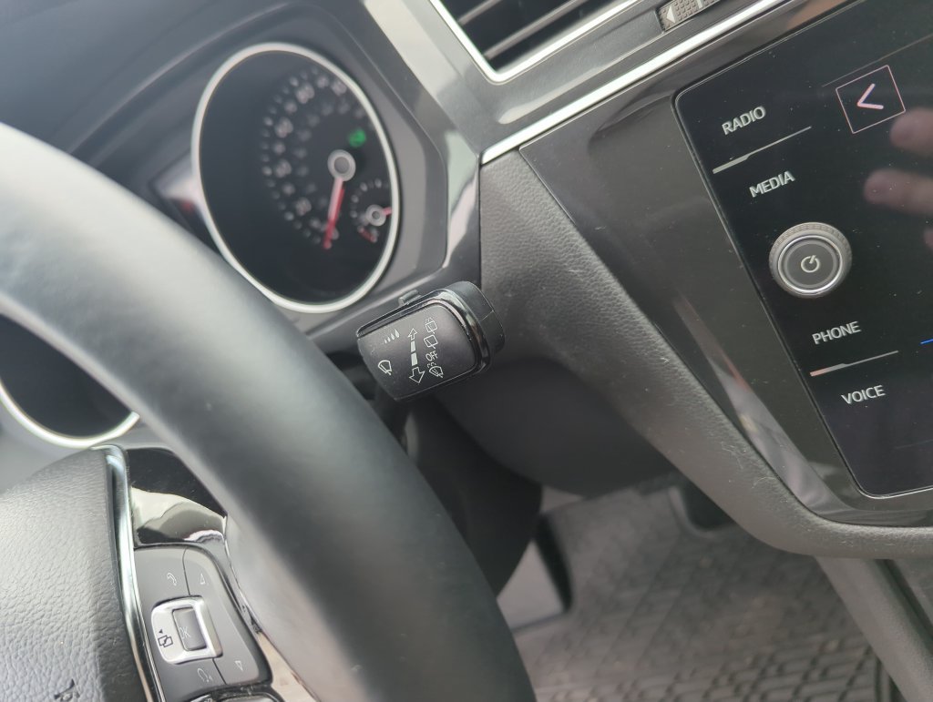 Used 2018 Volkswagen Tiguan SE w/ Panoramic Sunroof Package FWD image 24