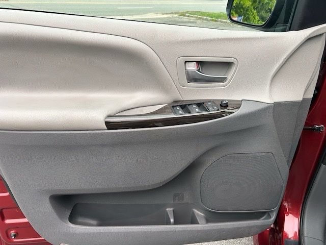 Used 2020 Toyota Sienna XLE w/ XLE Navigation Package AWD/4WD image 21