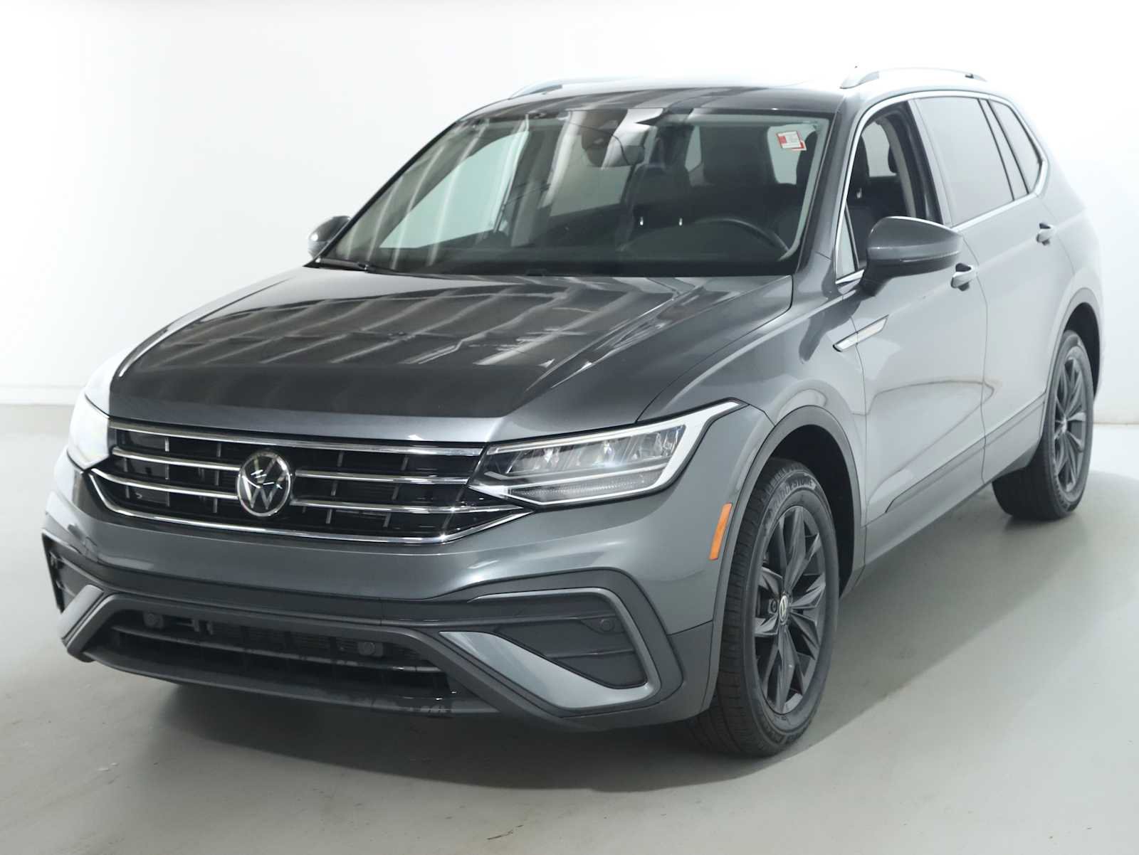 Certified 2024 Volkswagen Tiguan SE w/ Panoramic Sunroof Package AWD/4WD image 1