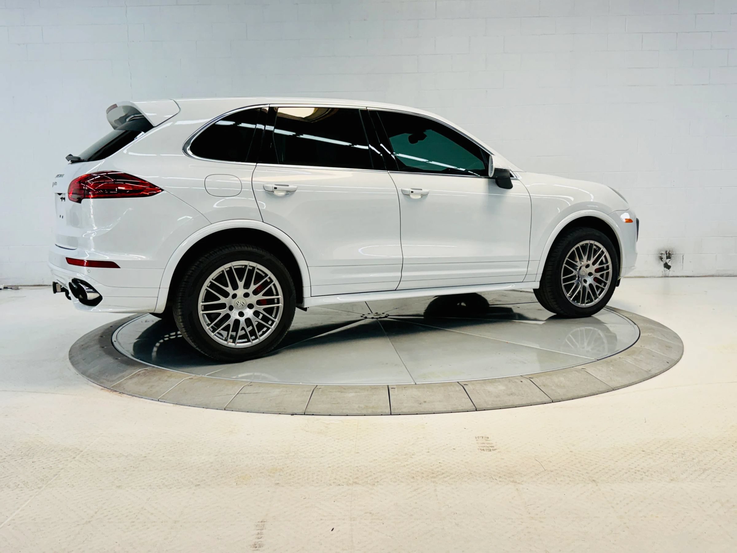 Used 2016 Porsche Cayenne AWD/4WD image 17
