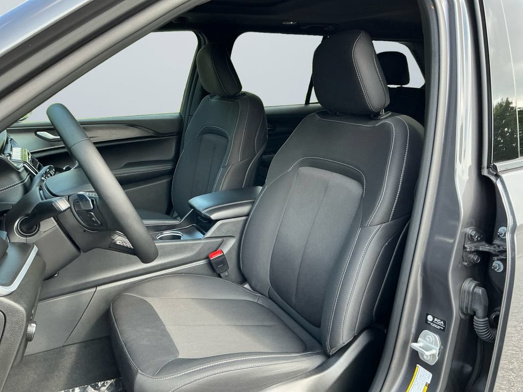 Used 2025 Jeep Grand Cherokee Laredo X AWD/4WD image 10