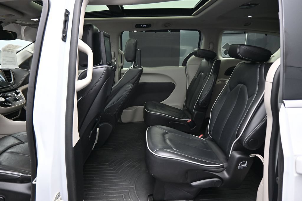 Used 2024 Chrysler Pacifica Limited w/ Uconnect Theater Family Group FWD image 26