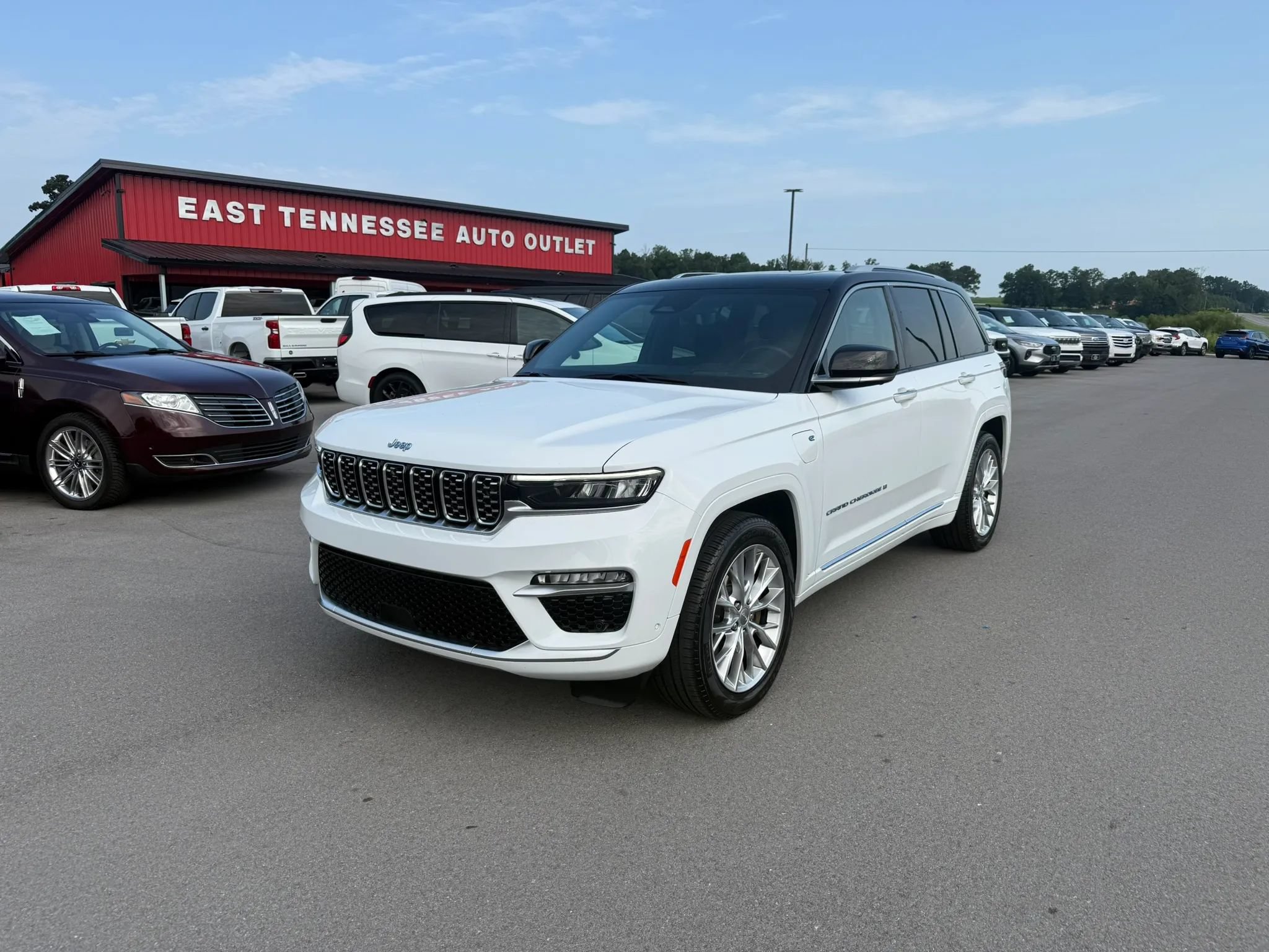 Used 2023 Jeep Grand Cherokee Summit w/ Advanced Protech Group IV AWD/4WD image 2