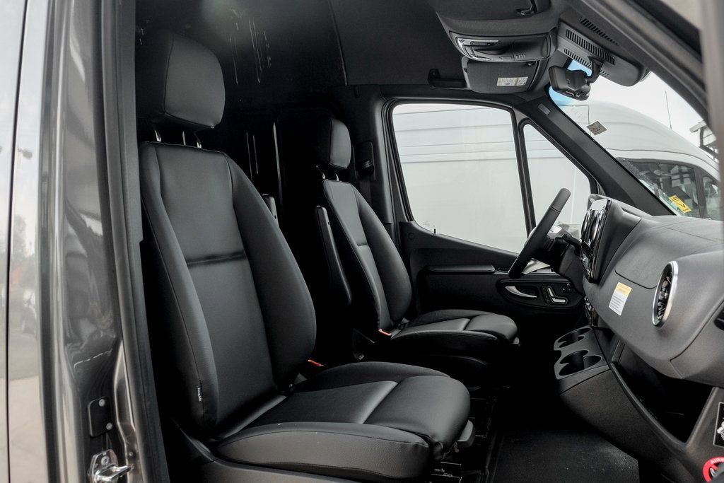 Used 2025 Mercedes-Benz Sprinter 2500 image 23
