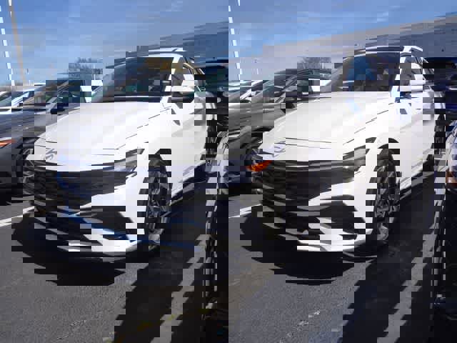 Used 2025 Hyundai Elantra SEL image 1