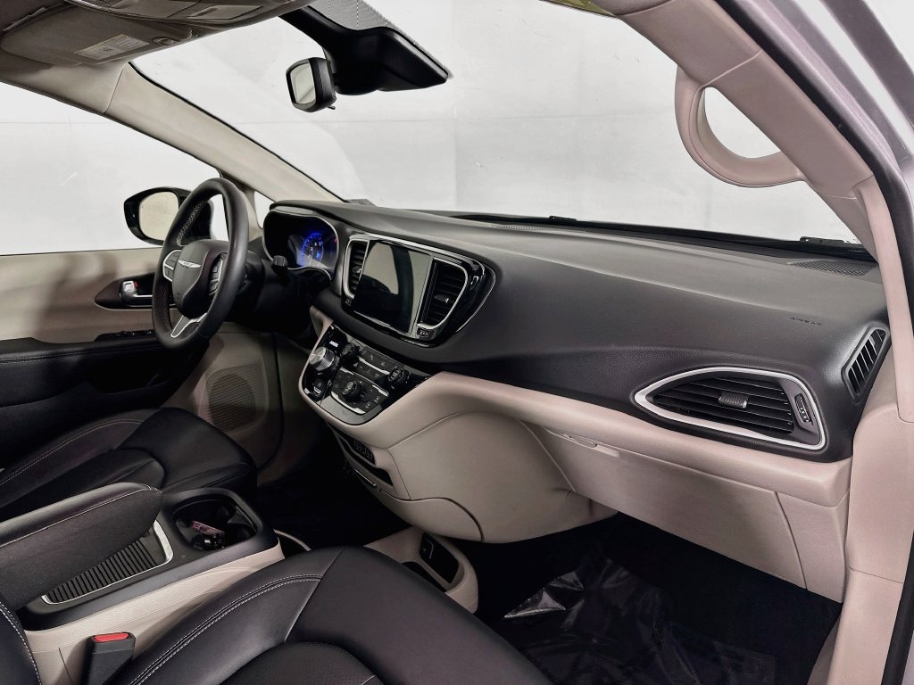 Certified 2024 Chrysler Pacifica Touring-L FWD image 40