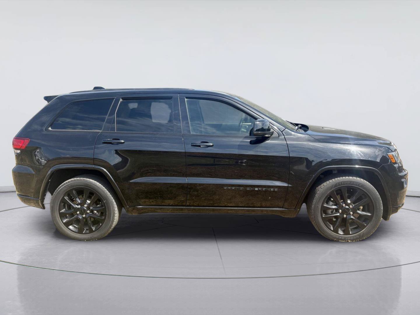 Used 2019 Jeep Grand Cherokee Altitude RWD image 2