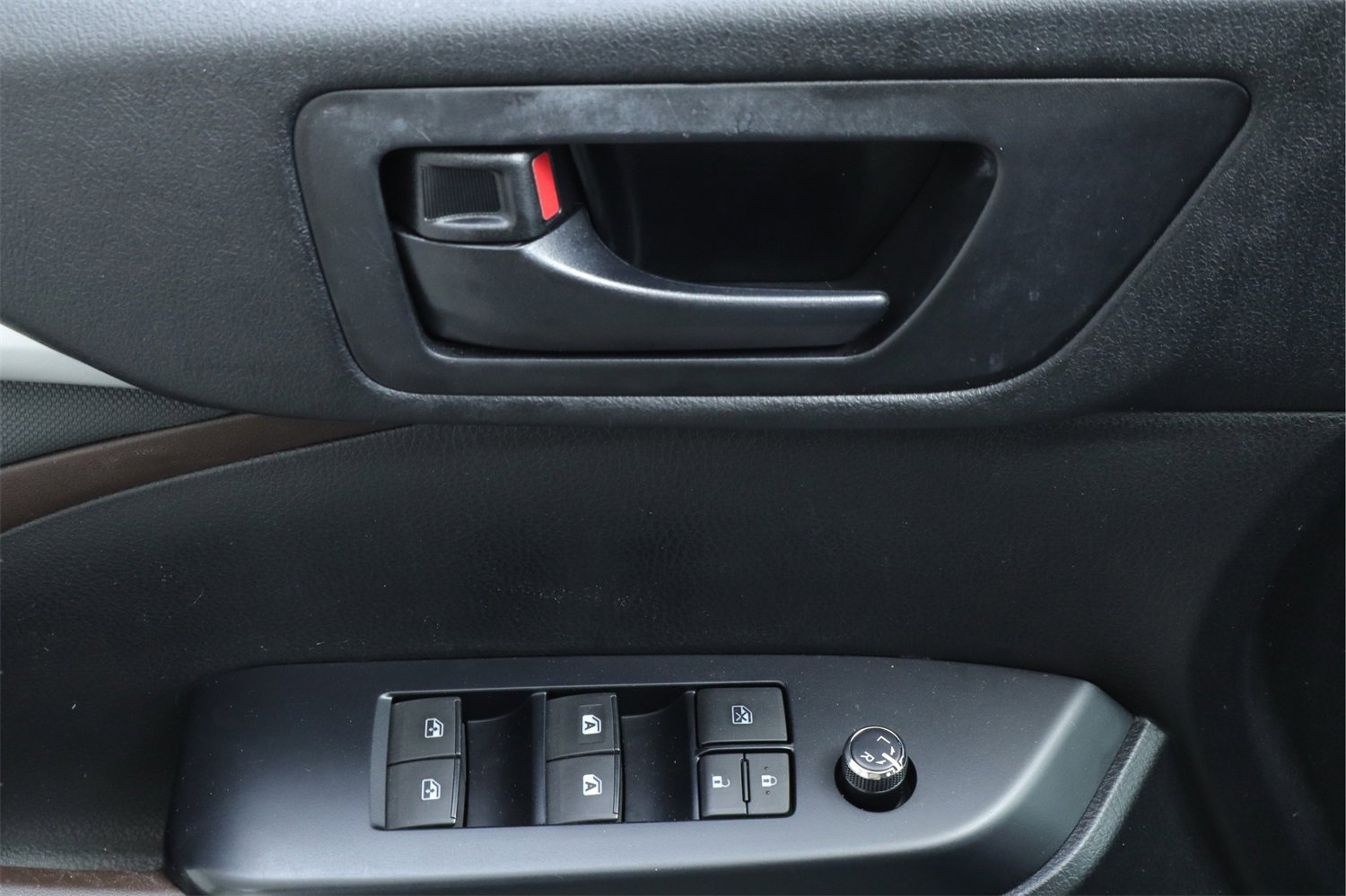 Used 2018 Toyota Highlander LE image 16