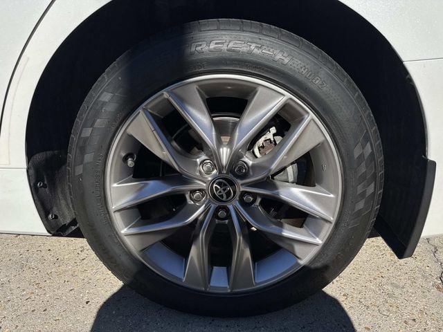 Used 2022 Toyota Avalon XLE image 3