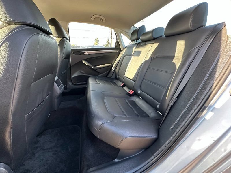 Used 2018 Volkswagen Passat 2.0T R-Line FWD image 15
