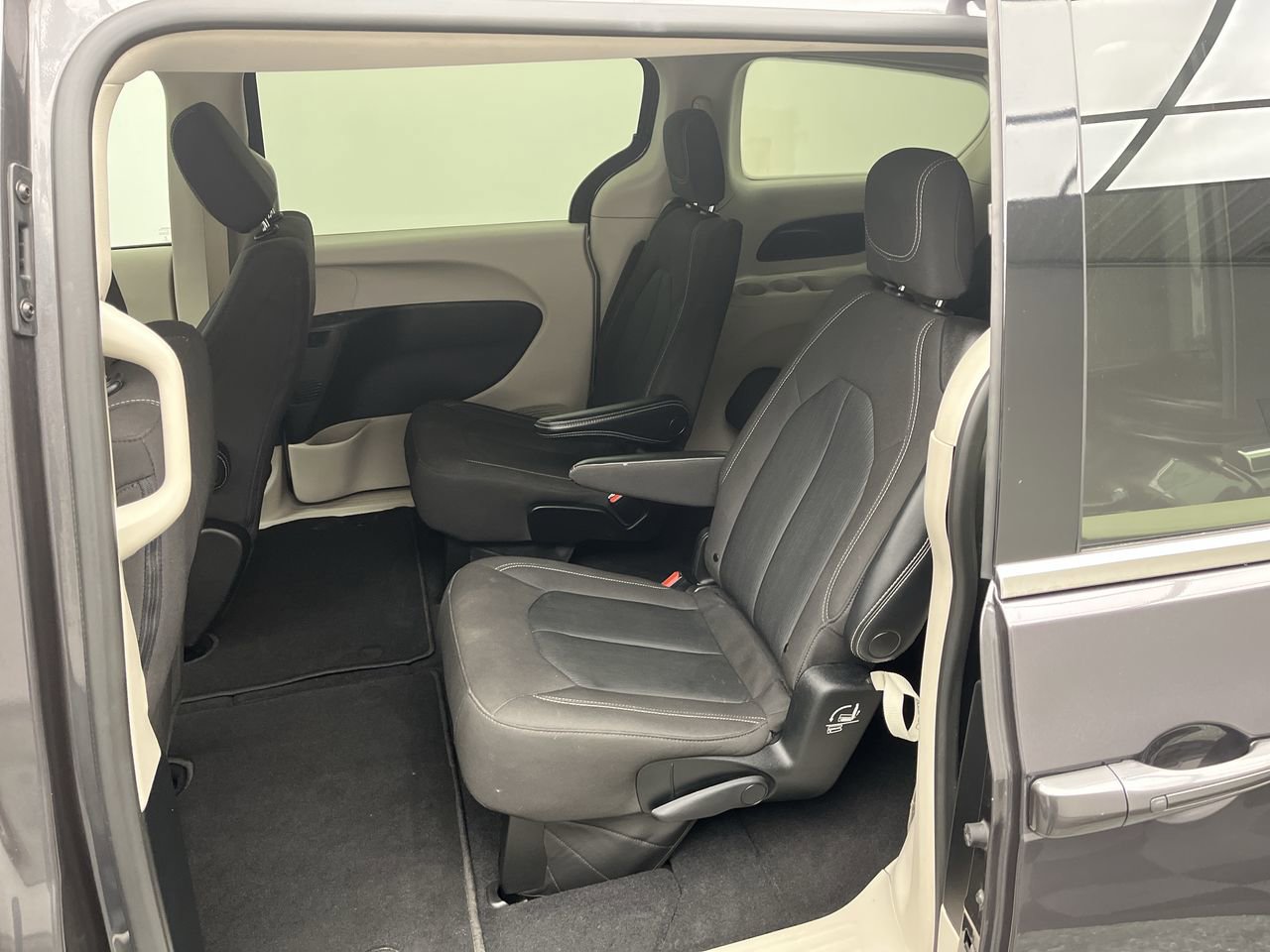 Used 2023 Chrysler Voyager LX image 10