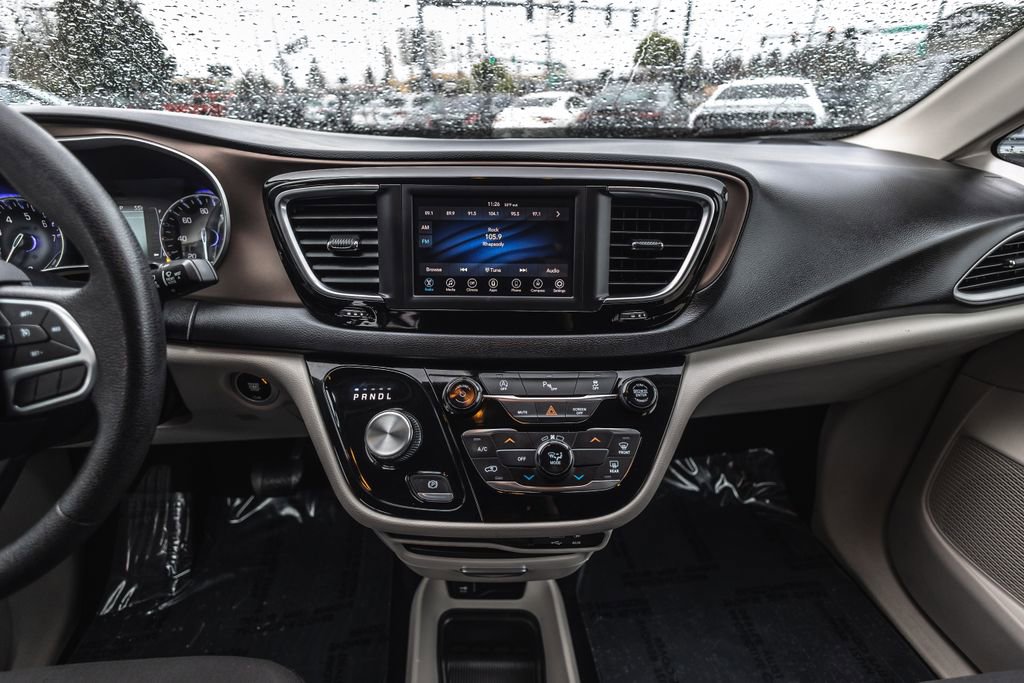 Used 2020 Chrysler Voyager L FWD image 27