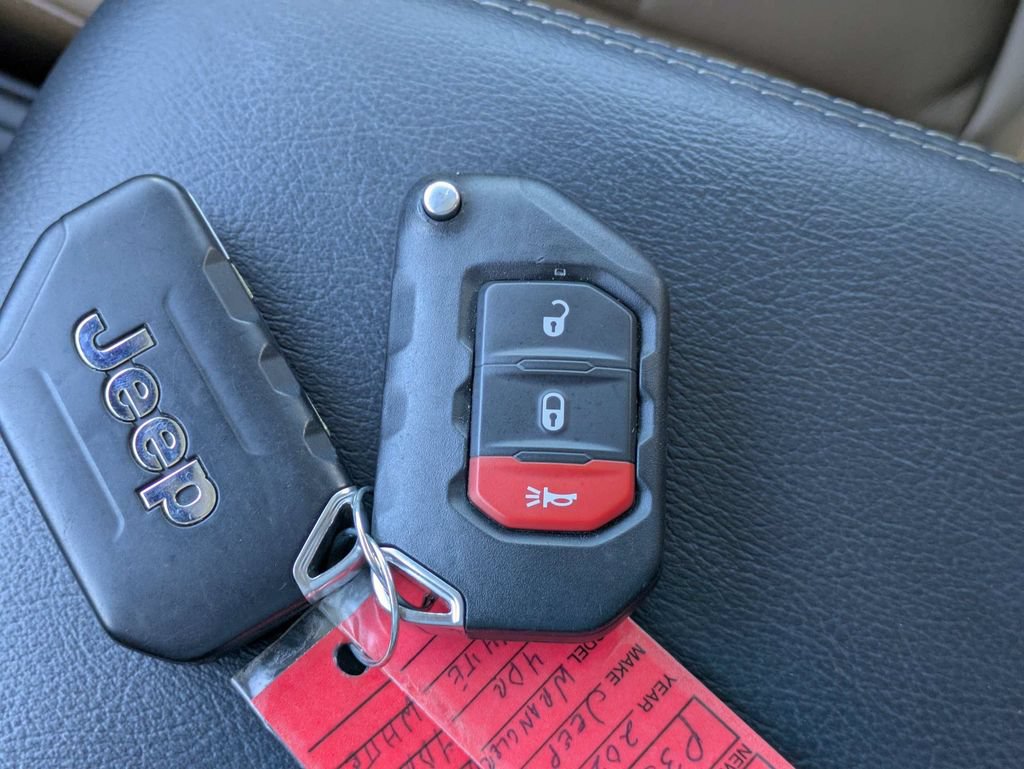 Used 2023 Jeep Wrangler Unlimited Sahara AWD/4WD image 32
