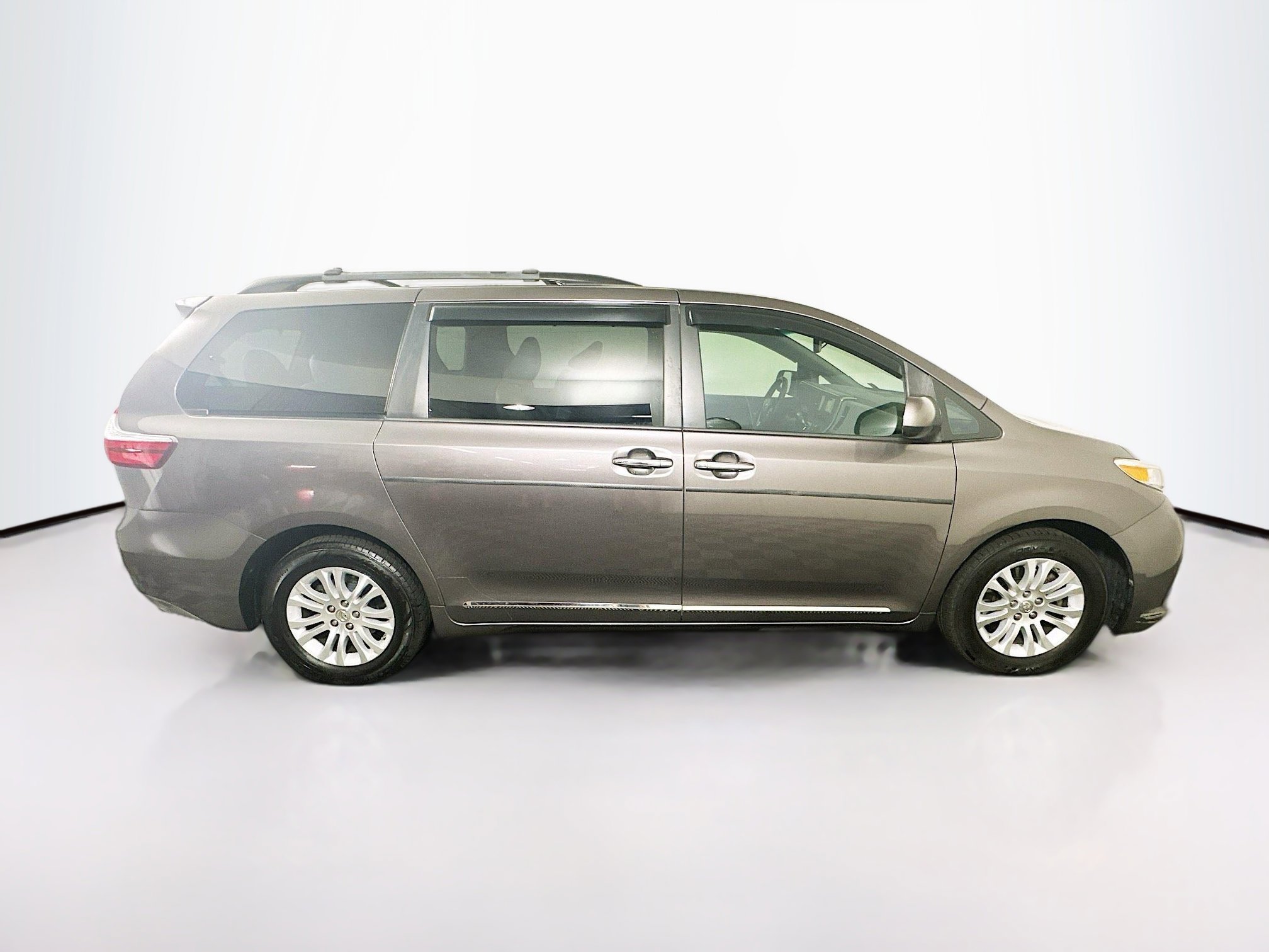 Used 2015 Toyota Sienna XLE w/ XLE Navigation Package image 10