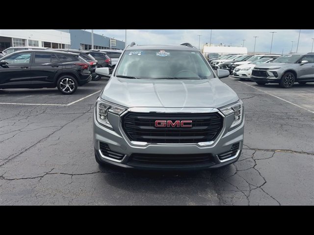 Used 2024 GMC Terrain SLE w/ Driver Convenience Package FWD image 3