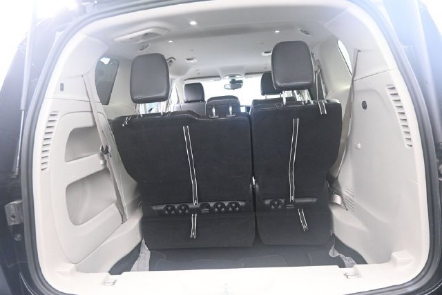 Used 2024 Chrysler Pacifica Touring-L FWD image 12