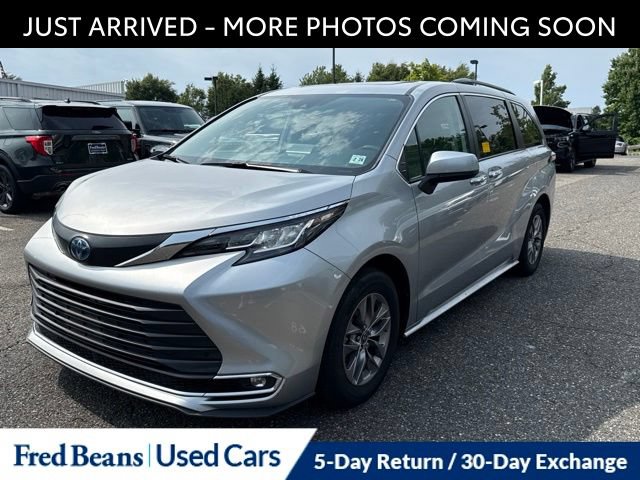Used 2023 Toyota Sienna XLE w/ XLE Plus Package AWD/4WD image 3