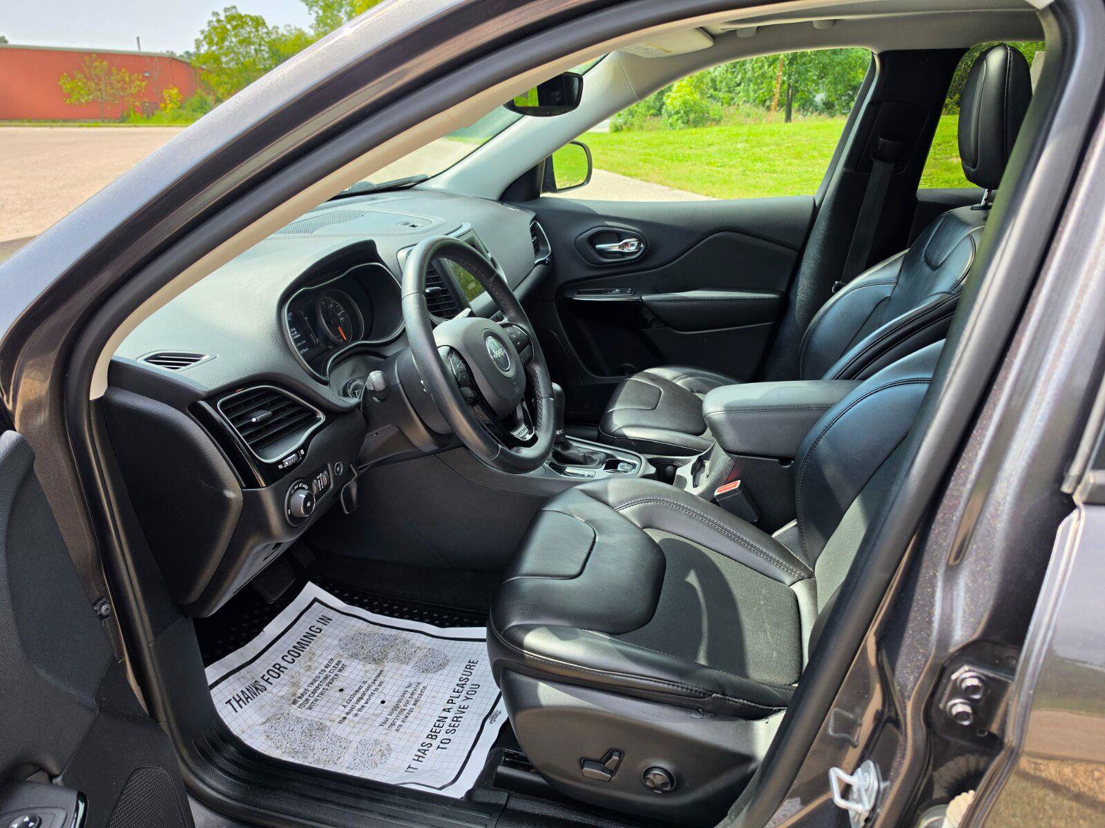 Used 2019 Jeep Cherokee Latitude Plus AWD/4WD image 18