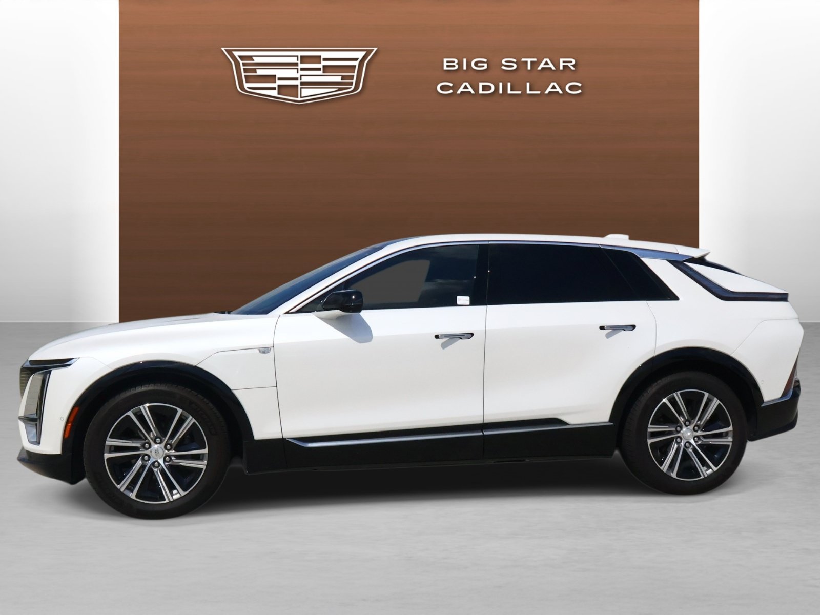 Used 2024 Cadillac Lyriq Luxury RWD image 2