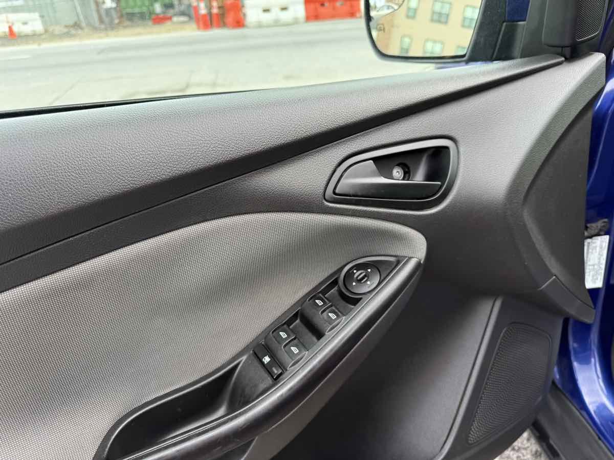 Used 2012 Ford Focus SE w/ SE Winter Pkg image 21