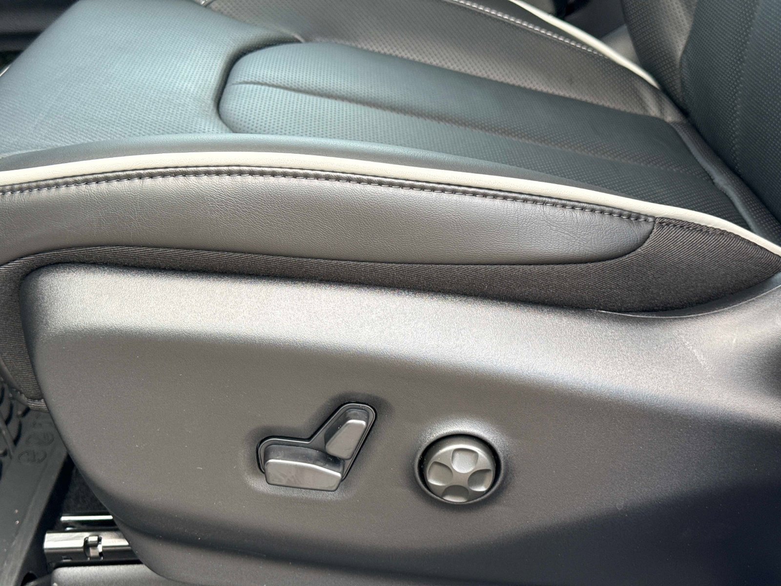 New 2027 Chrysler Pacifica Limited AWD/4WD image 21