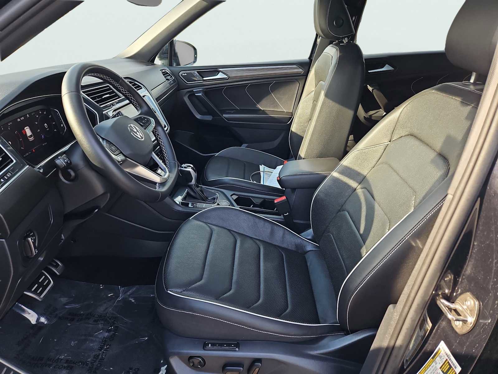 Certified 2023 Volkswagen Tiguan SEL R-Line image 37