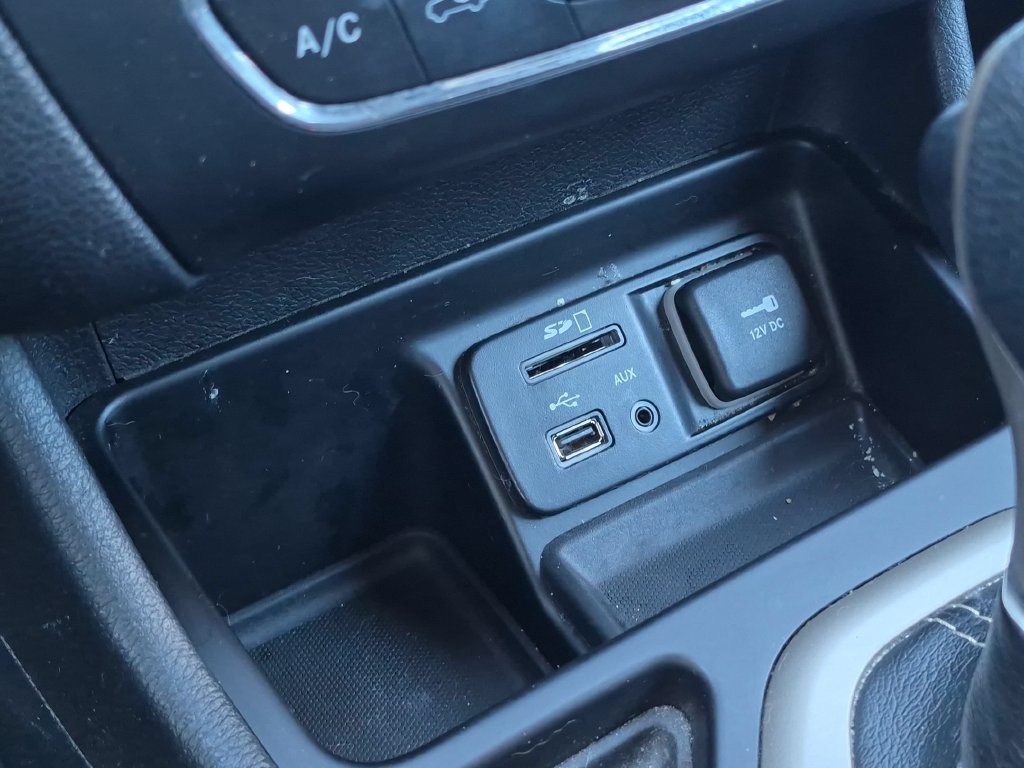 Used 2016 Jeep Cherokee Latitude FWD image 26