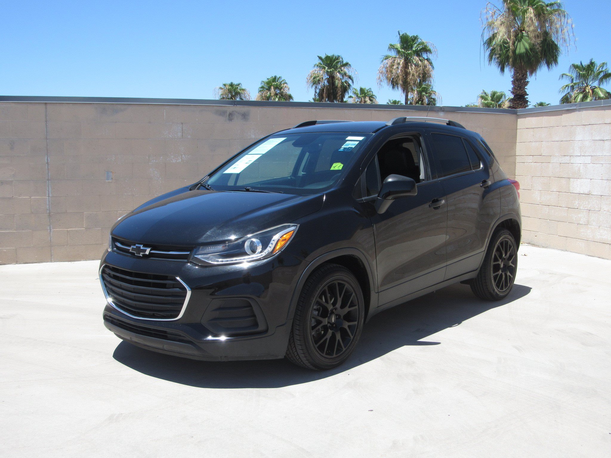 Used 2021 Chevrolet Trax LT w/ Midnight Edition FWD image 1