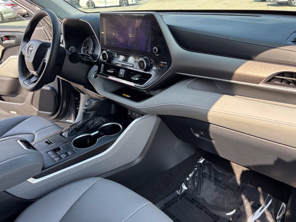 Certified 2024 Toyota Highlander XLE FWD image 41