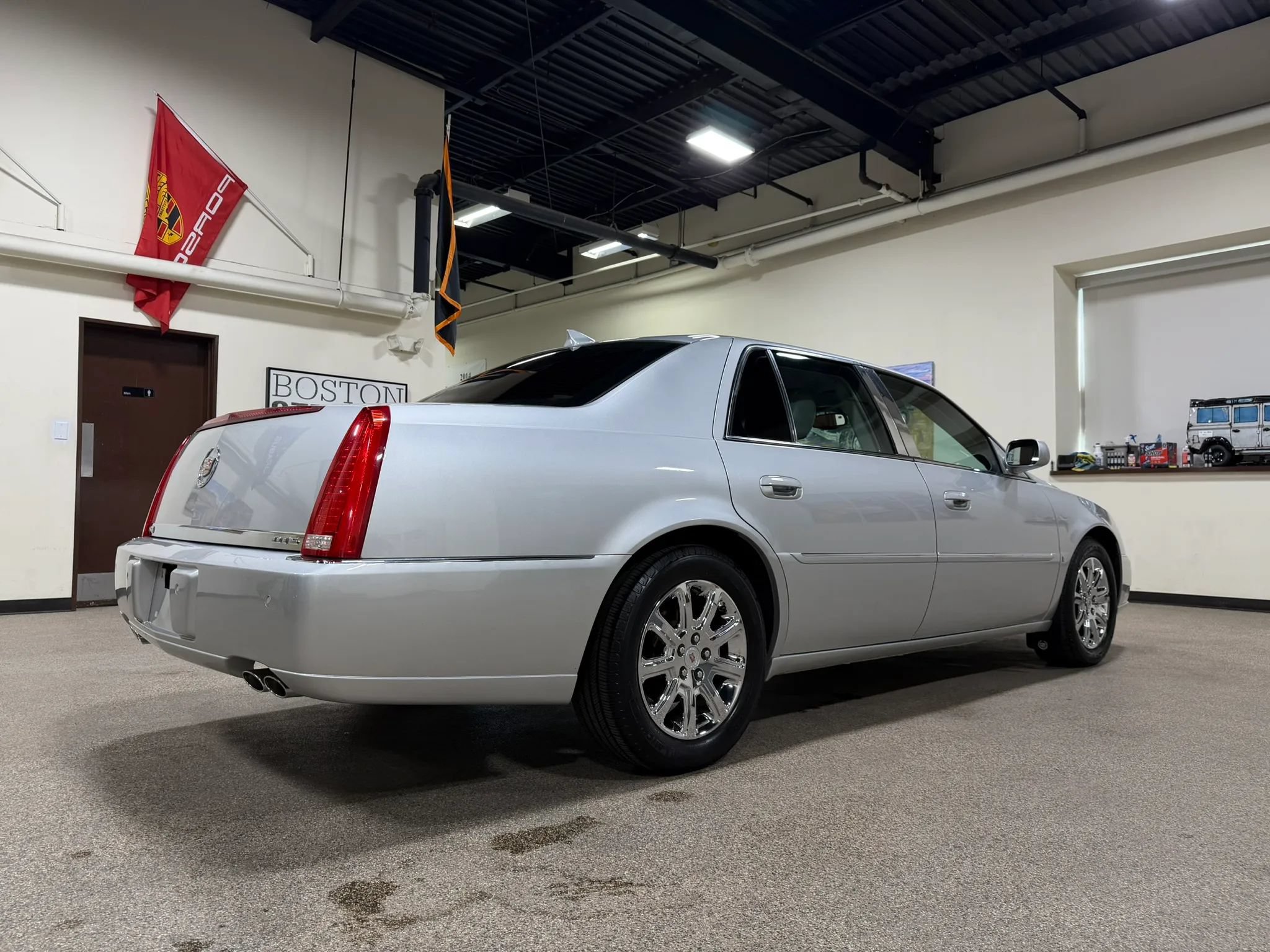 Used 2009 Cadillac DTS w/ Trunk Convenience Package FWD image 5
