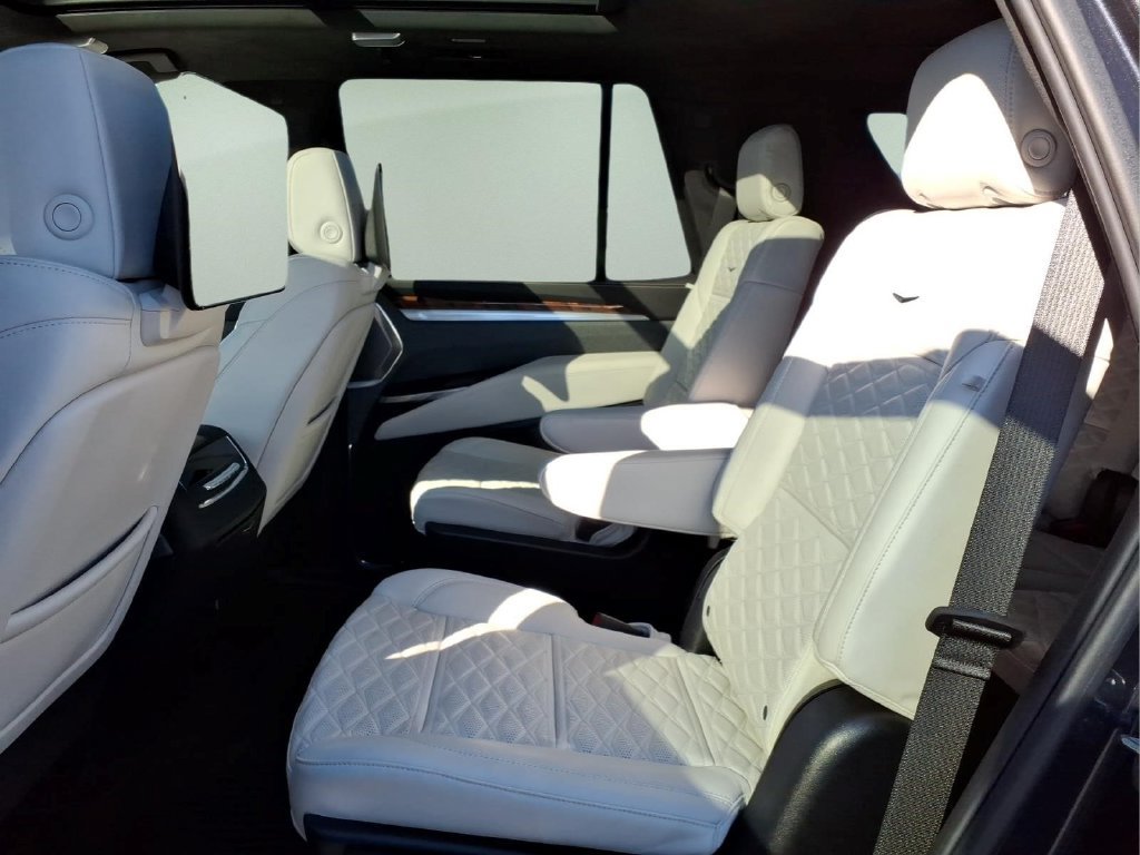 Used 2025 Cadillac Escalade Sport Platinum w/ LPO, ONYX Package AWD/4WD image 5