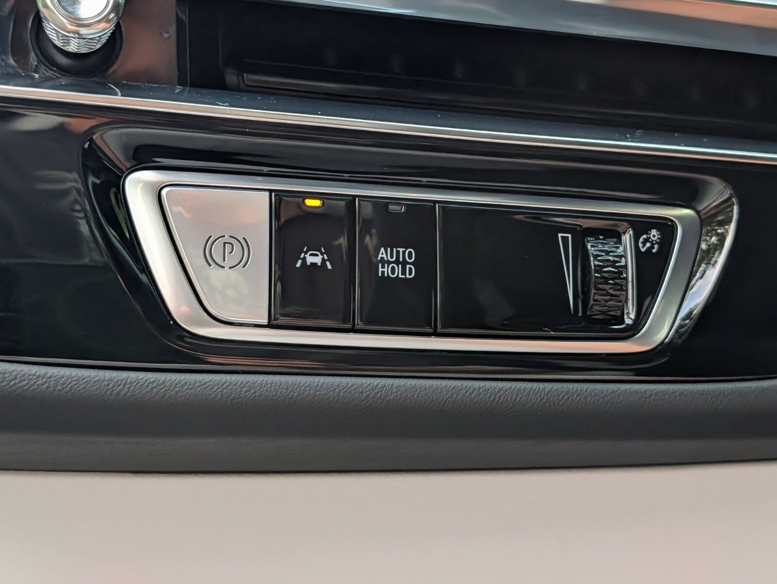 Used 2024 Cadillac Lyriq Luxury AWD/4WD image 15