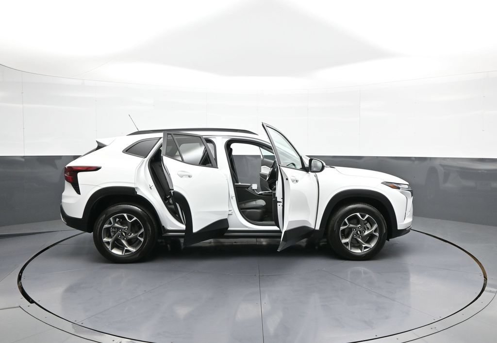 Used 2025 Chevrolet Trax LT w/ LT Convenience Package FWD image 41