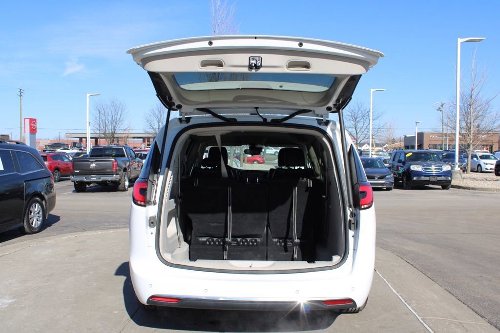 Used 2023 Chrysler Pacifica Touring-L image 9