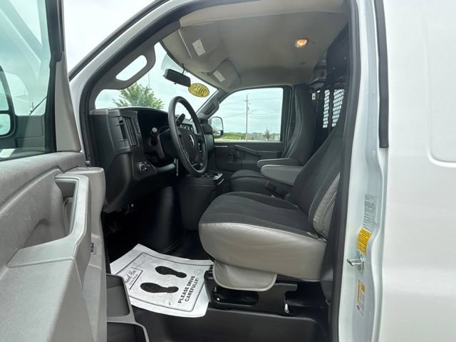 Used 2025 Chevrolet Express 2500 w/ Driver Convenience Package RWD image 4