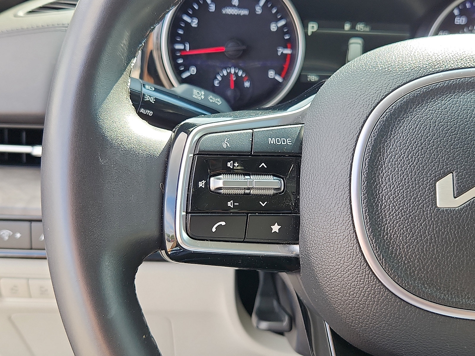 Certified 2024 Kia Carnival EX FWD image 22
